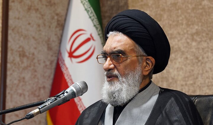 اطاعت و اجرای فرامین رهبری تکلیف شرعی است