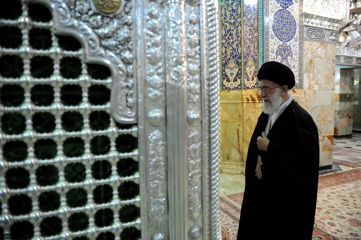 غبارروبی مضجع شریف بانوی کرامت توسط رهبر شهید