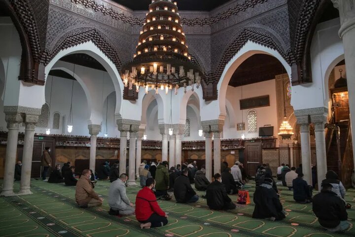 تشدید فشار بر مسلمانان فرانسه/ وقتی دینداری هم مشکوک تلقی می‌شود