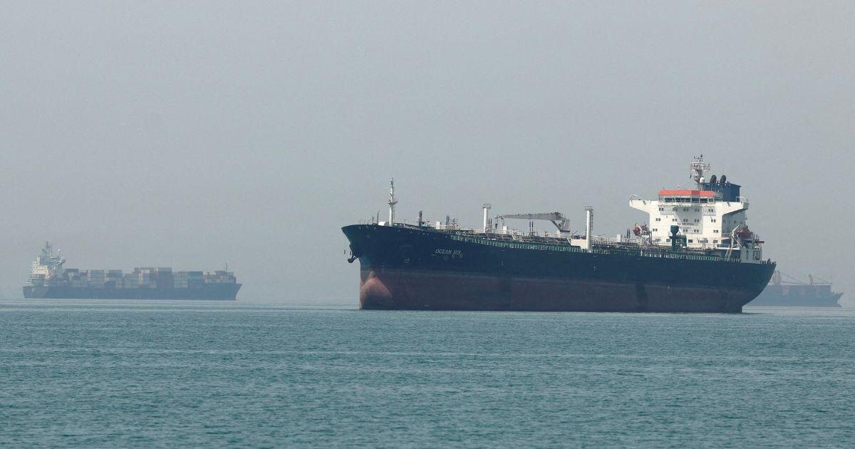 IRGC Navy: 33 Commercial Vessels Allowed to Transit Strait of Hormuz in Past 24 Hours