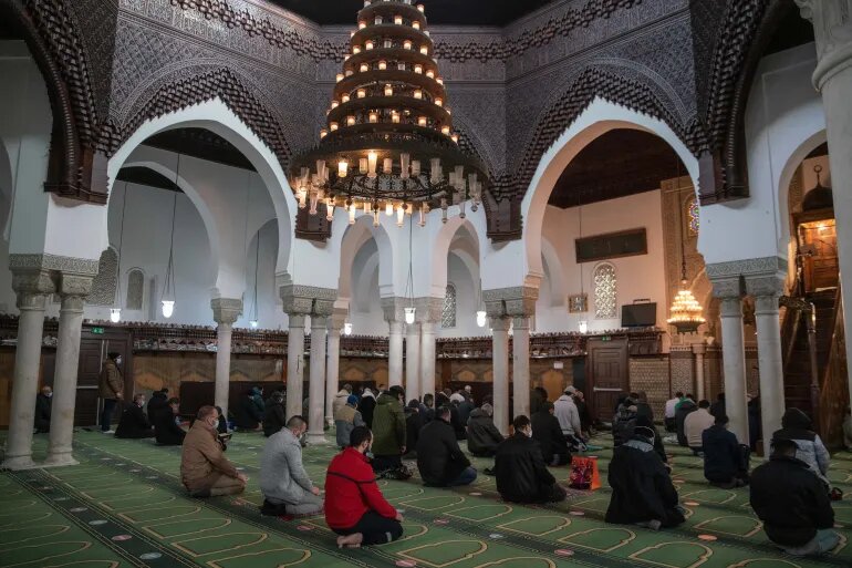تشدید فشار بر مسلمانان فرانسه/ وقتی دینداری هم مشکوک تلقی می‌شود