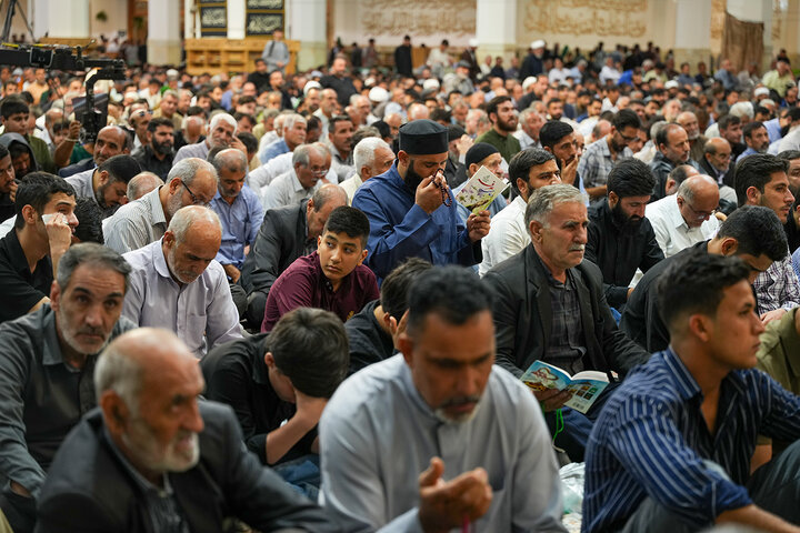 حال‌وهوای زائران حرم مطهر بانوی کرامت در دعای عرفه