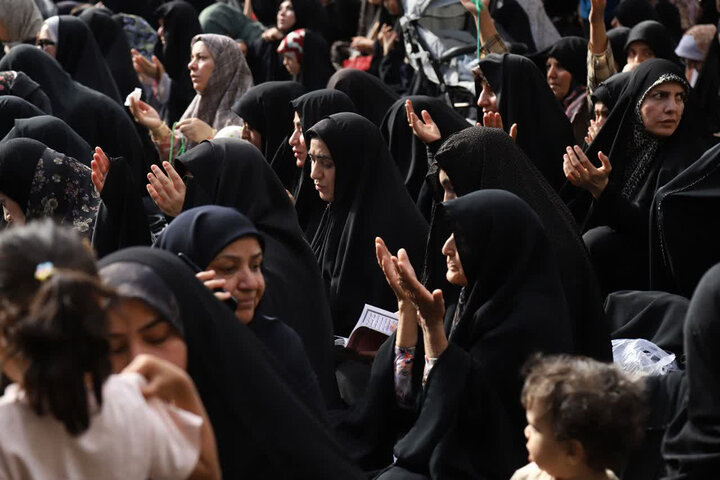 حضور پرشور بانوان در مراسم دعای عرفه حرم بانوی کرامت