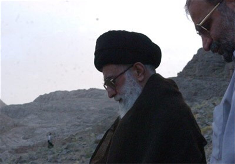 ویدیو | ماجرای عذرخواهی و دلجویی رهبر شهید انقلاب از تصویربردار بیت رهبری