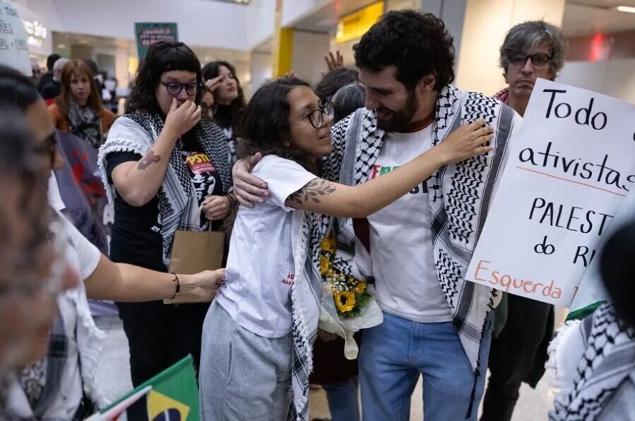 Los activistas brasileños de la flotilla mundial Sumud relatan sobre las palizas de los soldados sionistas