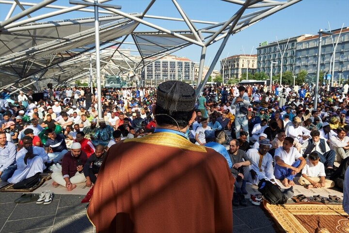 Gambar | Perhimpunan Umat Islam di Naples Menunaikan Solat Aidiladha