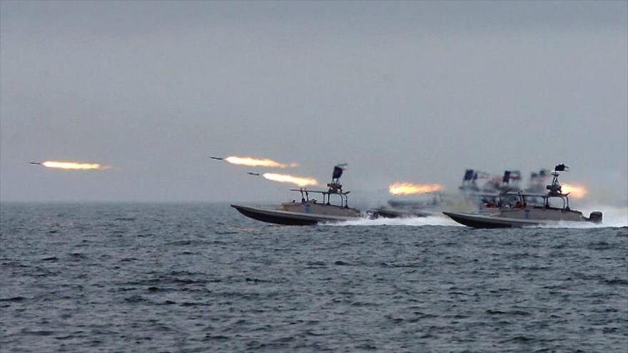 Informe: Fuerzas iraníes obligan a 4 buques de EEUU a retirarse del Ormuz