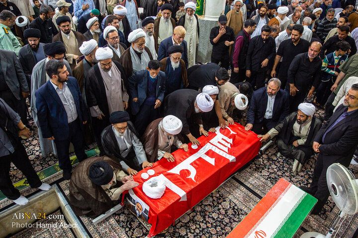 اقامه نماز بر پیکر شهیده «سراجی نژاد» از شهدای حملات آمریکایی و صهیونی و حجت‌الاسلام والمسلمین حاج شیخ عباس ظهیری، عضو دفتر مقام معظم رهبری