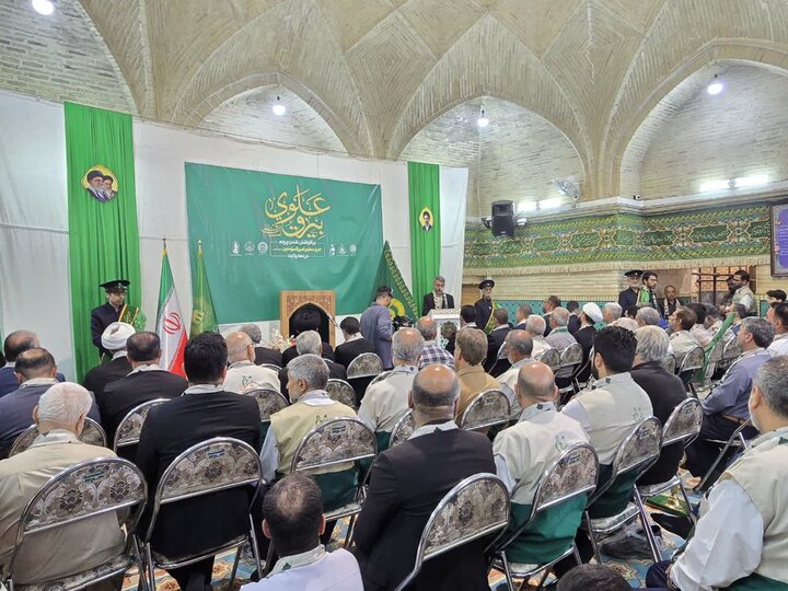 اهتزاز بیرق علوی در قم + عکس