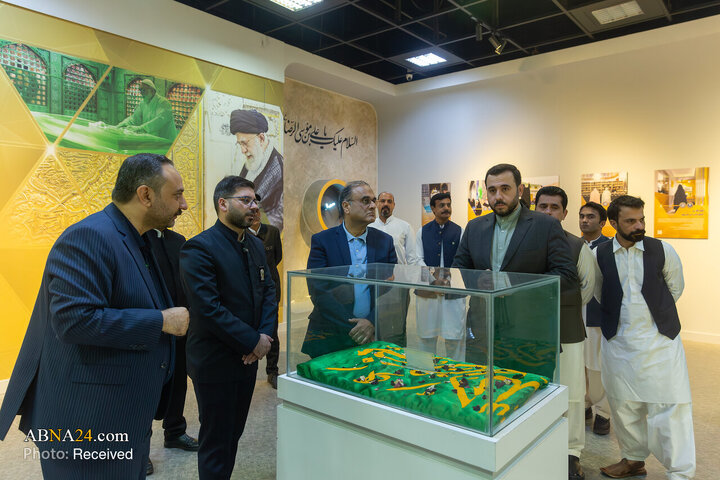 تشرف سفیر پاکستان در ایران به حرم مطهر رضوی