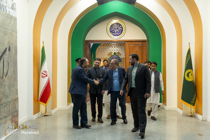 تشرف سفیر پاکستان در ایران به حرم مطهر رضوی
