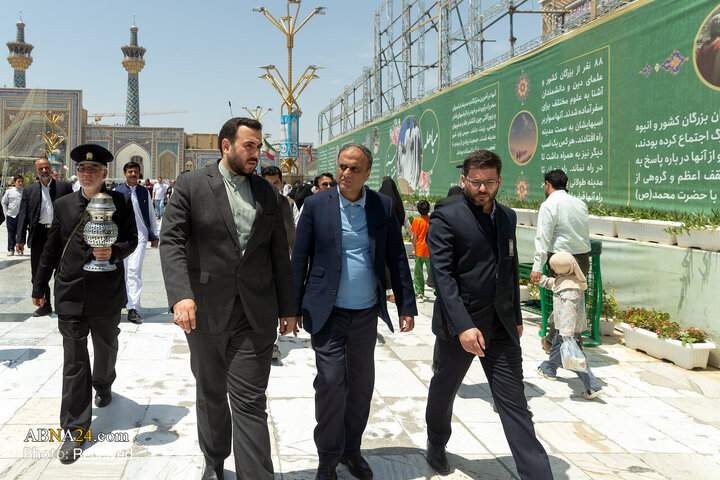تشرف سفیر پاکستان در ایران به حرم مطهر رضوی