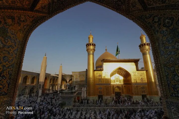 شیعیان عراقی برای اقامه نماز عید قربان در حرم مطهر امام علی(ع) در شهر نجف گرد هم آمده‌اند. هزاران زائر و نمازگزار در این مکان مقدس، عید سعید قربان را با برگزاری نماز عید و آیین‌های عبادی گرامی داشتند.