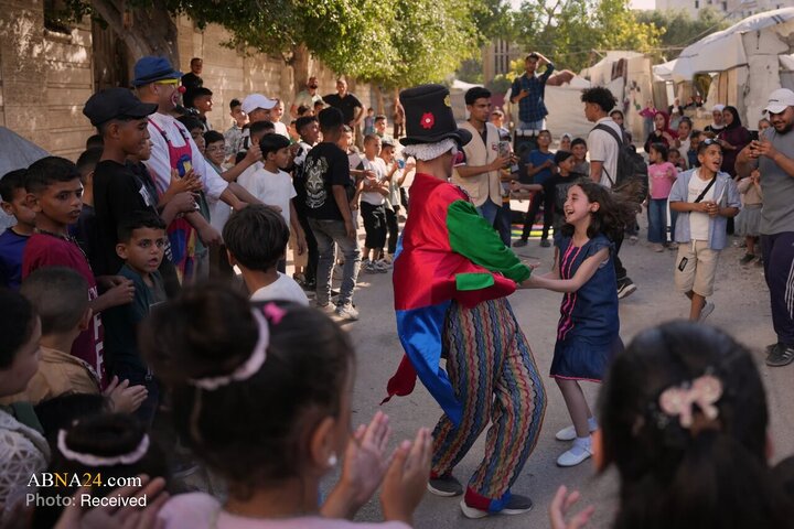 در بحبوحه شرایط دشوار غزه، برخی هنرمندان با اجرای برنامه‌های شاد تلاش می‌کنند فضایی از امید و شادی را برای کودکان در روز عید فراهم کنند.
