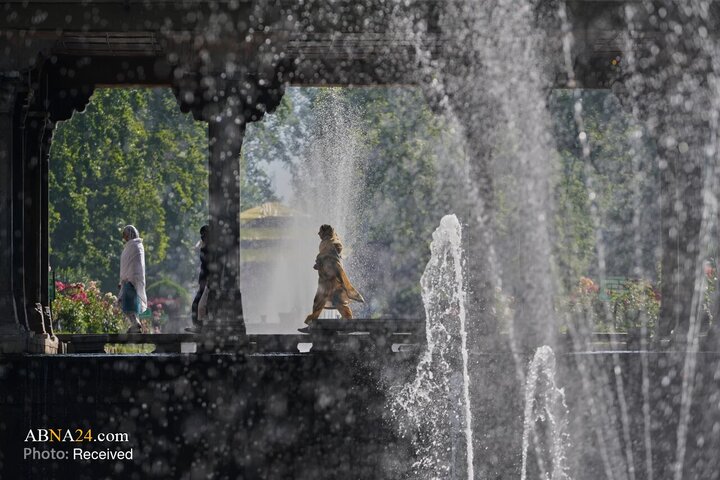 مسلمانان کشمیری برای اقامه نماز عید قربان در یک باغ تاریخی مغولی در حومه شهر سرینگر در کشمیر تحت کنترل هند گرد هم آمده‌اند.