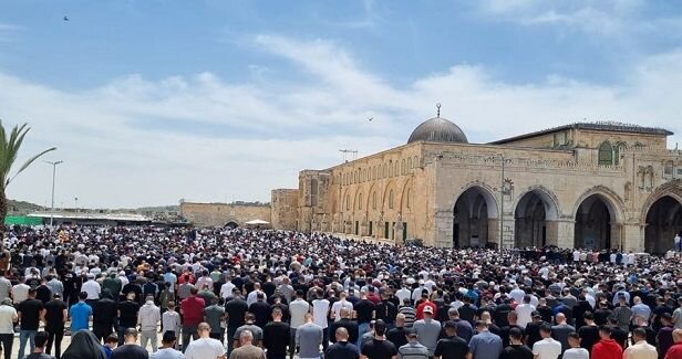 Tens of thousands perform Friday prayer at Al-Aqsa Mosque