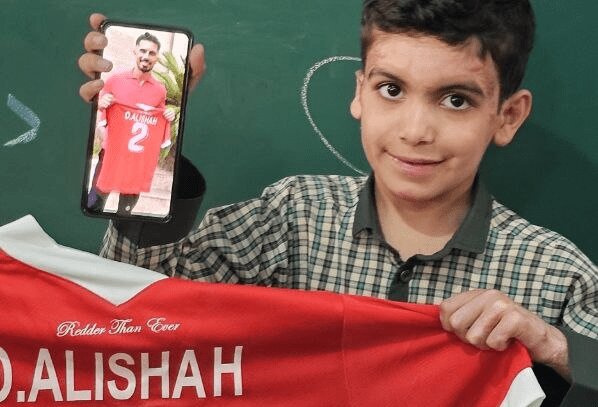 هدیۀ کاپیتان پرسپولیس به بازماندۀ مدرسۀ میناب