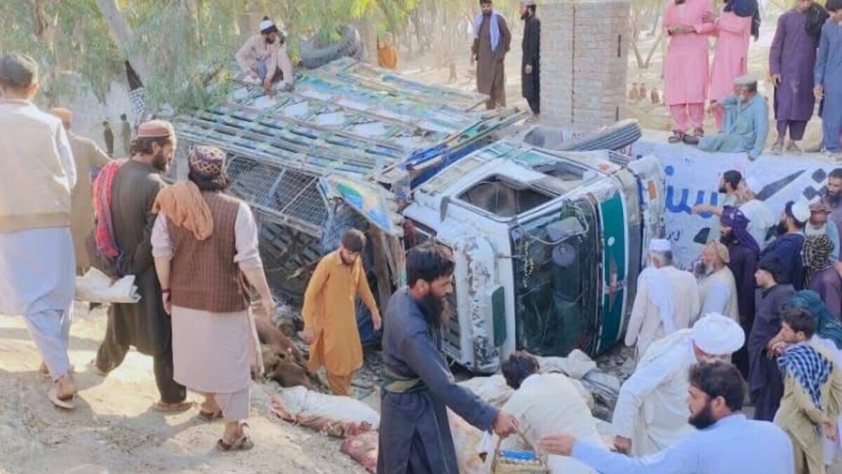 ۱۸ کشته و ۲۹ زخمی بر اثر واژگونی خودروی حامل مهاجران بازگشتی در لغمان افغانستان