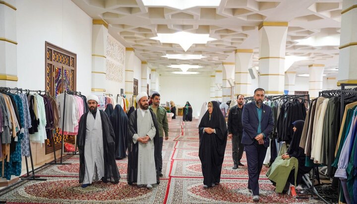 بازدید تولیت آستان مقدس شاهچراغ(ع) از نمایشگاه عرضه پوشاک اسلامی