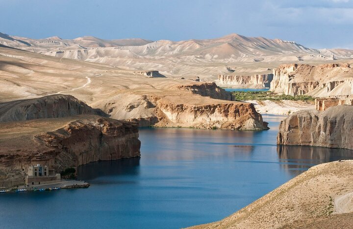 بازدید بی‌سابقه گردشگران از بند امیر بامیان؛ هویت تاریخی استان و از بزرگترین جاذبه‌های گردشگری افغانستان