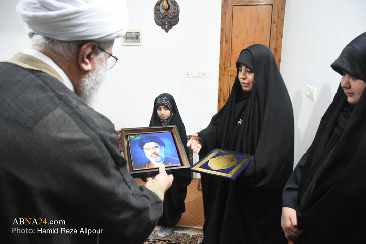 دیدار آیت الله رمضانی با خانواده شهید پاکدامن در رحیم آباد رودسر