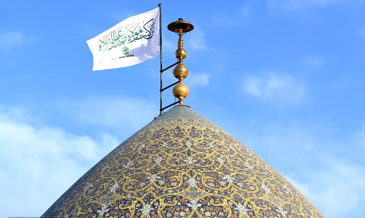 Photos: Ceremony of Raising Flag of Najaf Ashraf Over Dome of Imamzadeh Taher (AS)