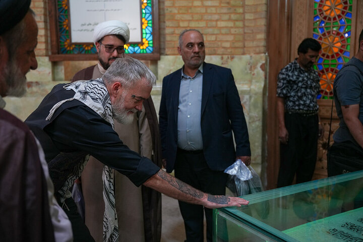 Photos: Former US Marine Visits Holy Shrine of Hazrat Fatemeh Masoumeh (SA)