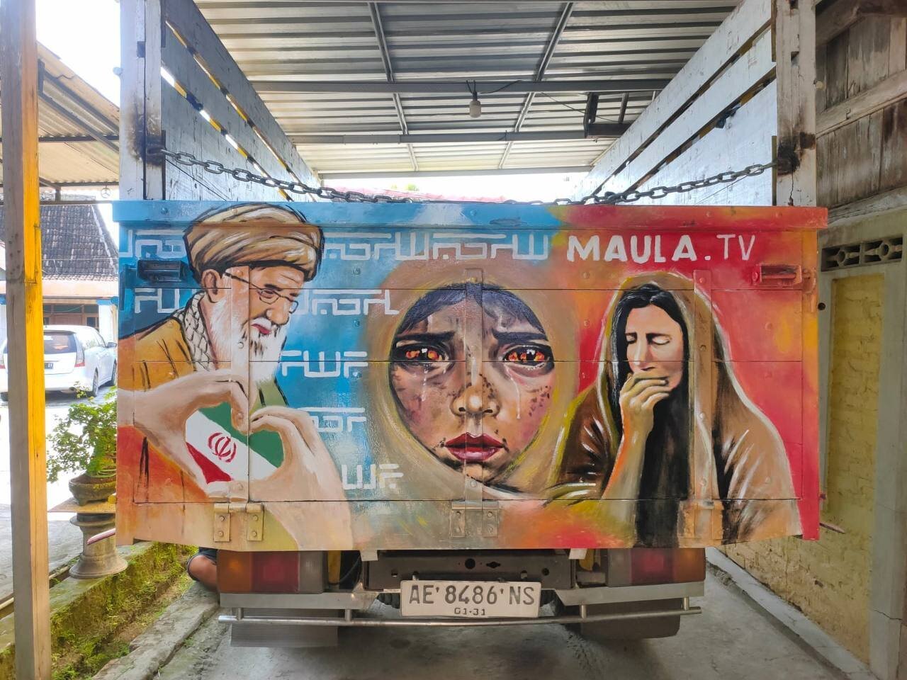Young Indonesians Stage Car Rallies Honoring Iran's Martyred Resistance Leader, Defense Capabilities
