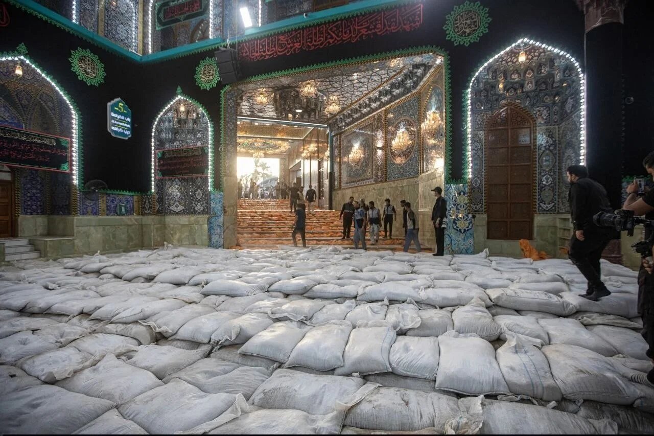 عکس خبری/ آماده‌سازی حرم امام حسین(ع) برای عبور دسته طویریج در کربلا