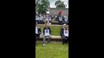 Ativistas pró-Palestina protestam em Edimburgo com imagens de palestinos mortos no genocídio e exigem ruptura de relações com o regime israelense