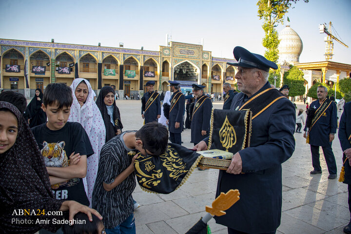 آیین تعویض پرچم و سیاه پوشان بارگاه مطهرحضرت شاهچراغ (ع) به مناسبت فرارسیدن ماه محرم