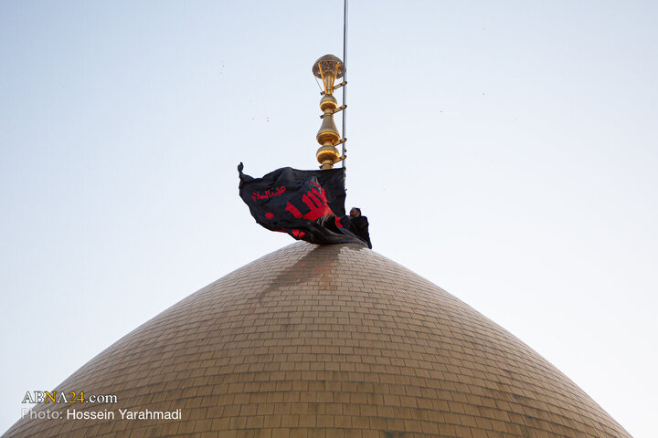 اهتزاز پرچم عزای حسینی در حرم حضرت معصومه(س)