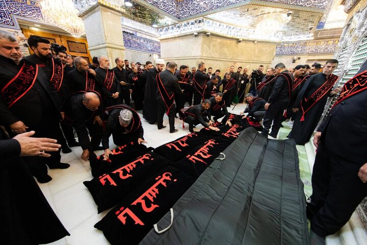 عکس خبری/ پرده ضريح مطهر امام حسین(ع) تعویض شد