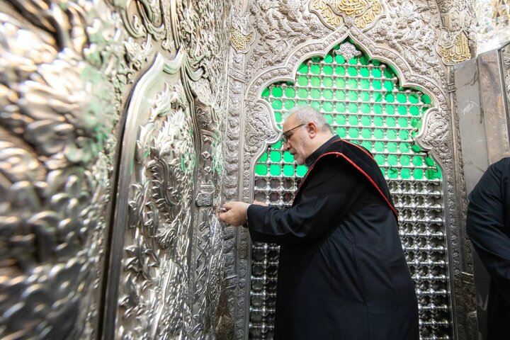 عکس خبری/ پرده ضريح مطهر امام حسین(ع) تعویض شد