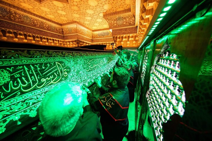 عکس خبری/ پرده ضريح مطهر امام حسین(ع) تعویض شد