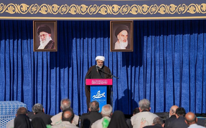 Photos: Hoisting of Largest Muharram Mourning Flag in Tehran