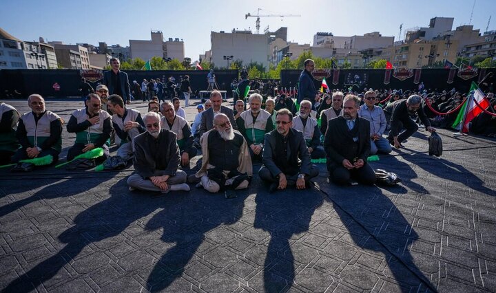 Photos: Hoisting of Largest Muharram Mourning Flag in Tehran