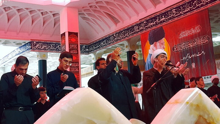 تصاویر | توسل زائران حرم قم به سیدالشهدا(ع) با قرائت زیارت جامعه کبیره