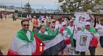 Bandeiras do Irã e da Palestina e imagens dos mártires de Minab foram exibidas por torcedores da seleção iraniana em Los Angeles.