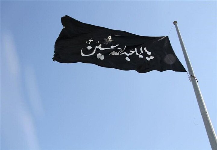بر افراشتن پرچم حسینی در دانشگاه مستنصریه بغداد + عکس