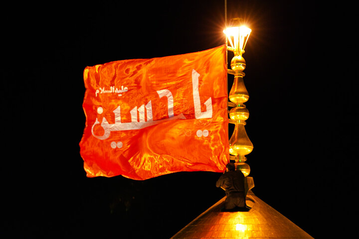 تصاویر | اهتزاز پرچم سرخ «یا حسین(ع)» بر فراز گنبد منور حرم حضرت معصومه(س)