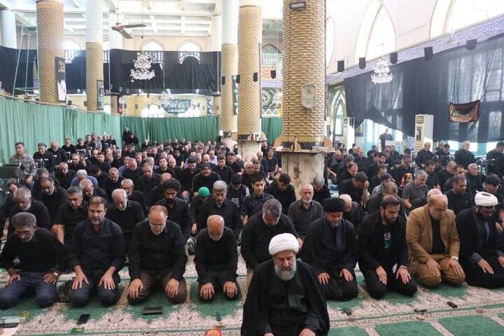 گزارش تصویری/ اقامه نماز ظهر عاشورا در قرچک