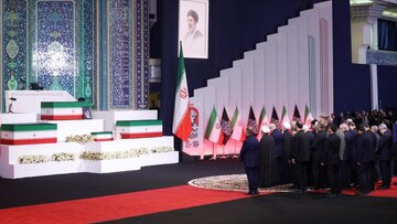 Altas autoridades iraníes y delegaciones internacionales rinden homenaje al Líder mártir en Teherán