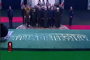সরকারের তিন বিভাগের প্রধান ও জ্যেষ্ঠ সরকারি কর্মকর্তারা শহীদ নেতার পবিত্র জানাজার প্রতি শ্রদ্ধা নিবেদন করেন+ভিডিও।