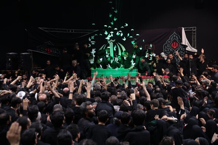 Video | Şəhid İmam Xameneinin pak cənazəsinin vida mərasiminə daxil olduğu an