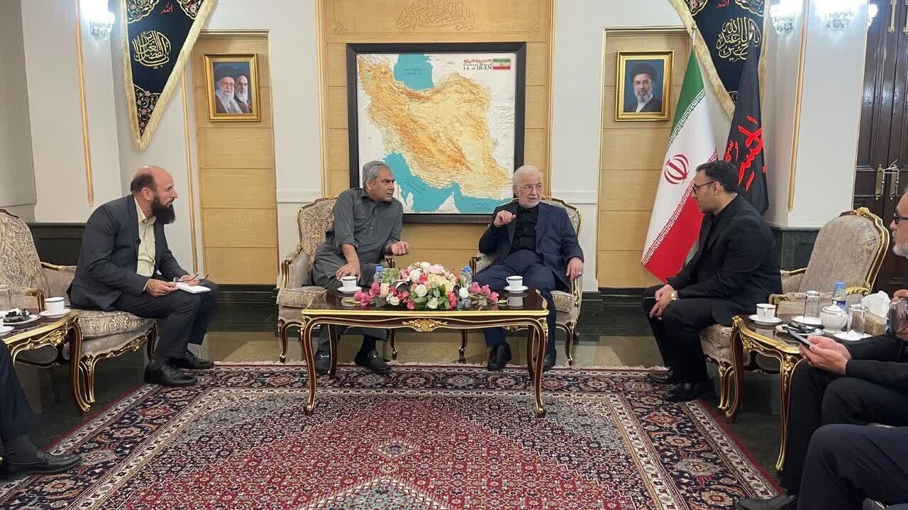 Ang Ministro ng Interyor ng Pakistan ay Dumating sa Tehran upang Makidalo sa Paglilibing sa Martir na Lider ng Rebolusyon; Sinalubong ni Momeni, ang M