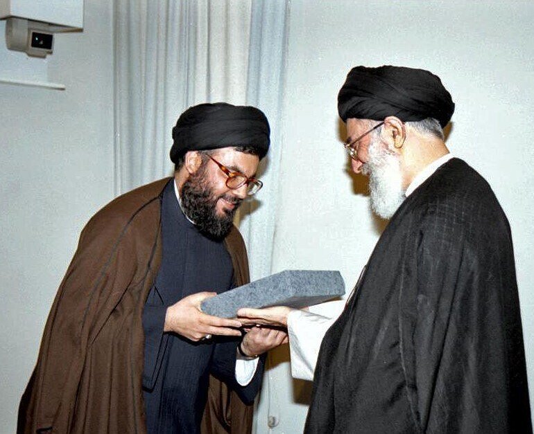 السيد محمد مهدي نجل شهيد الأمة يروي عن لحظات من الذاكرة والوفاء للشهيد الخامنئي