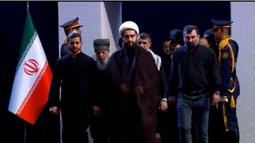 Ujumbe wa Wanazuoni wa Kiislamu kutoka Urusi Watoa Heshima kwa Mwili wa Kiongozi Shahidi Ayatullah Sayyid Ali Khamenei +Video