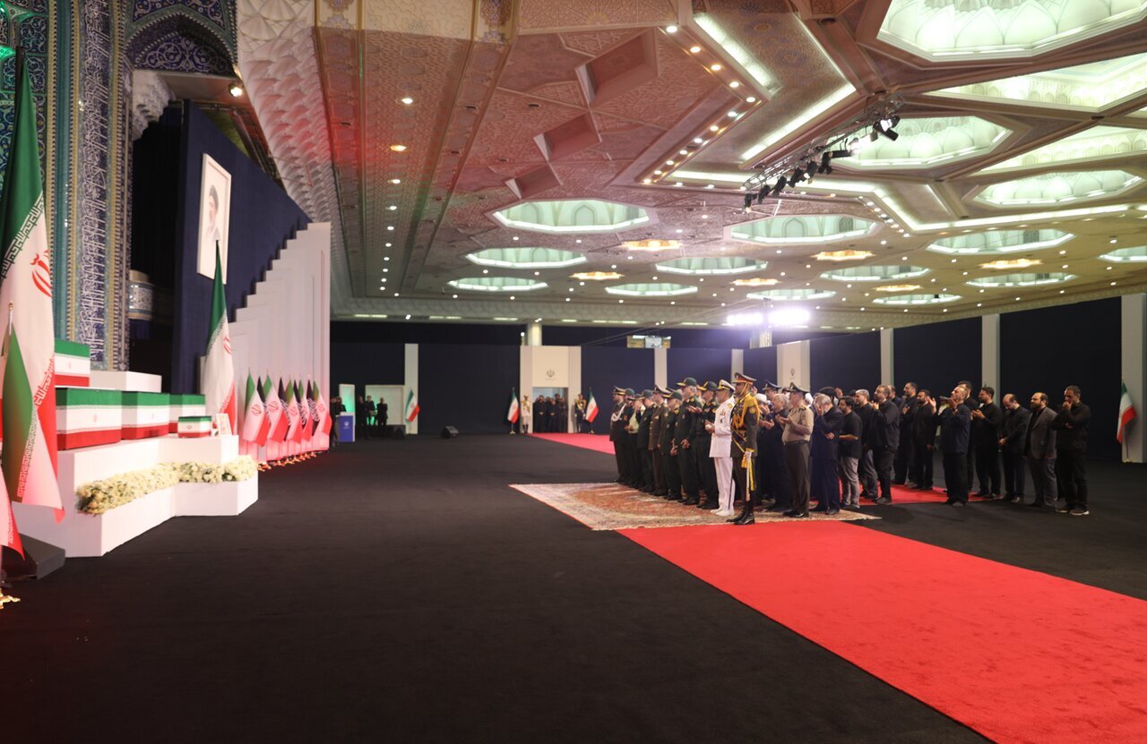 Video: Senior commanders of armed forces bid farewell to martyred commander-in-chief + video