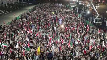 Huge Yemeni Rally Celebrates Break of 11-Year Siege on Sanaa Airport by Iranian Flight